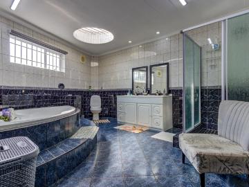 6 Bedroom House For Sale in Birchleigh North