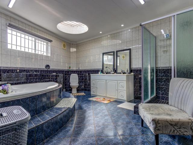 6 Bedroom House For Sale in Birchleigh North