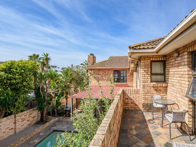 6 Bedroom House For Sale in Bluewater Bay