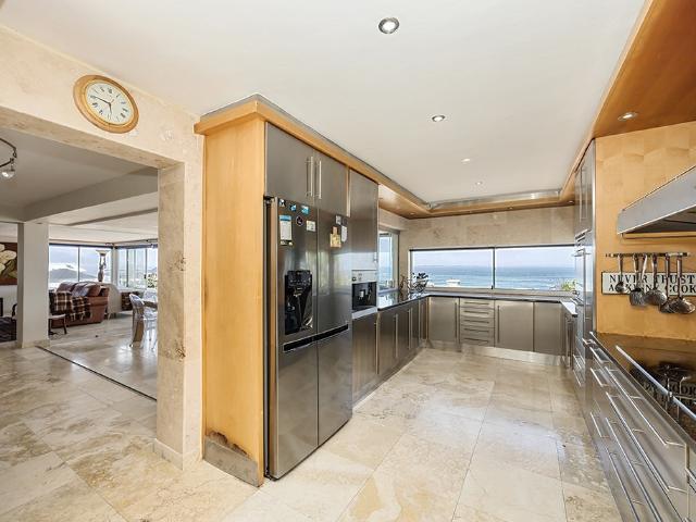 6 Bedroom House For Sale in Bloubergstrand