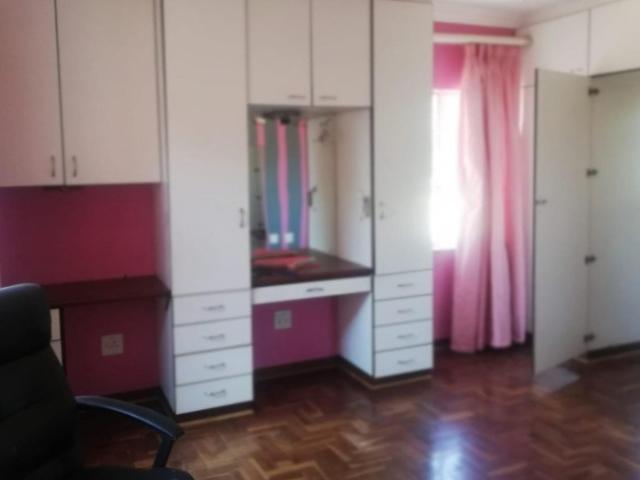 6 Bedroom House For Sale in Brackendowns