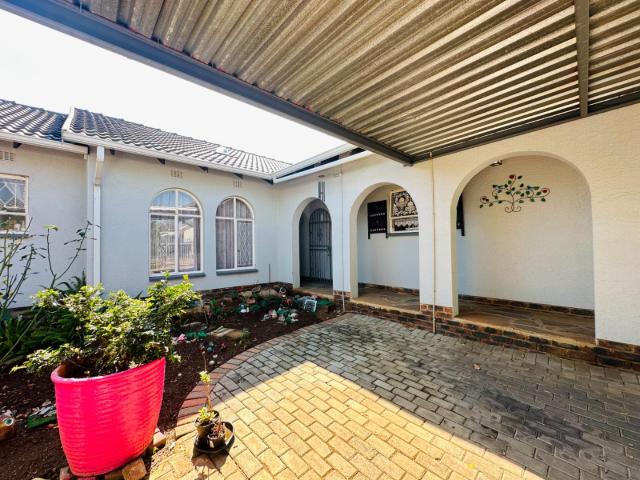 6 Bedroom House For Sale in Brackenhurst