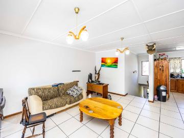 6 Bedroom House For Sale in Gonubie