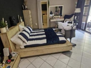 6 Bedroom House For Sale in Gallo Manor