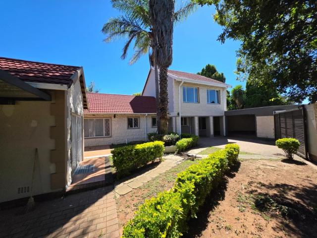 6 Bedroom House For Sale in Glen Marais