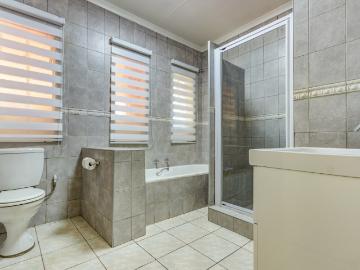 6 Bedroom House For Sale in Glen Marais