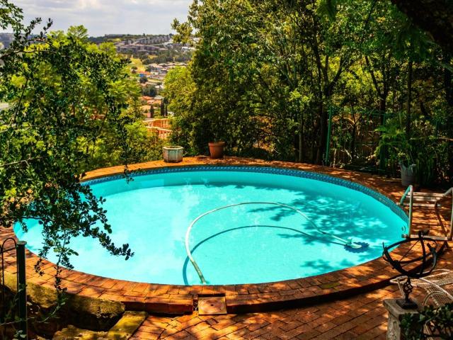 6 Bedroom House For Sale in Glenvista