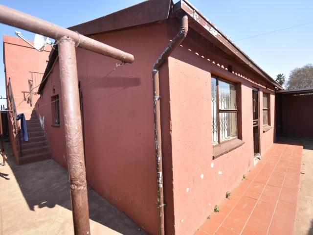 6 Bedroom House For Sale in Dobsonville
