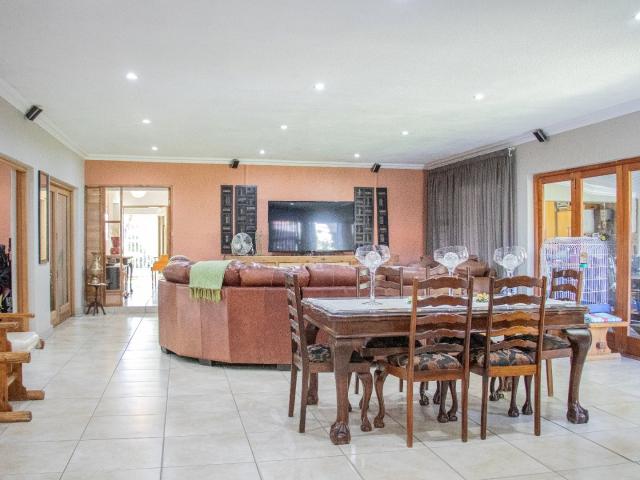 6 Bedroom House For Sale in Doringkruin