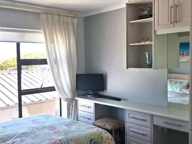6 Bedroom House For Sale in Da Nova