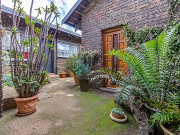 6 Bedroom House For Sale in Edleen