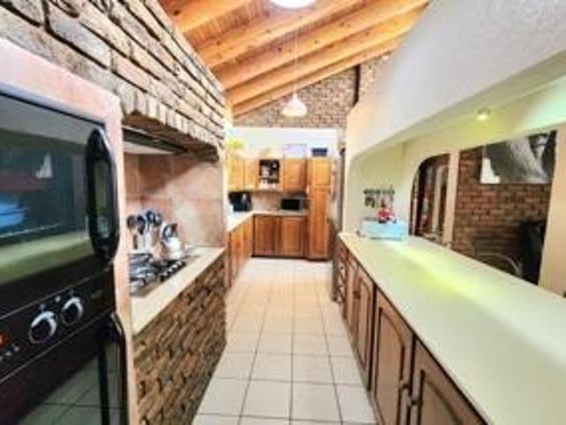 6 Bedroom House For Sale in Edleen