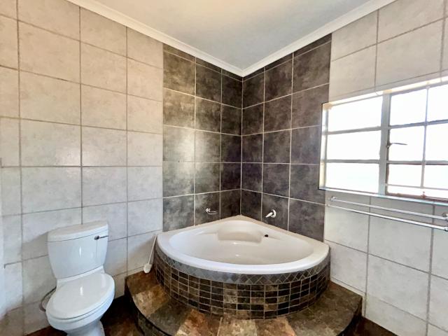 6 Bedroom House For Sale in Eikenhof