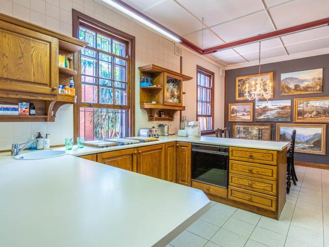 6 Bedroom House For Sale in Essenwood