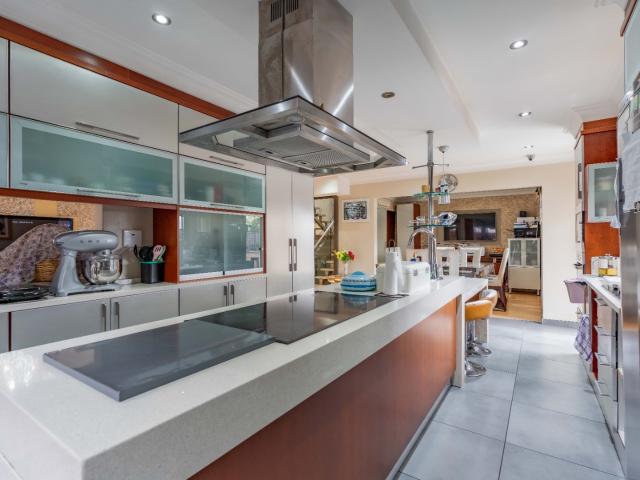 6 Bedroom House For Sale in Essenwood