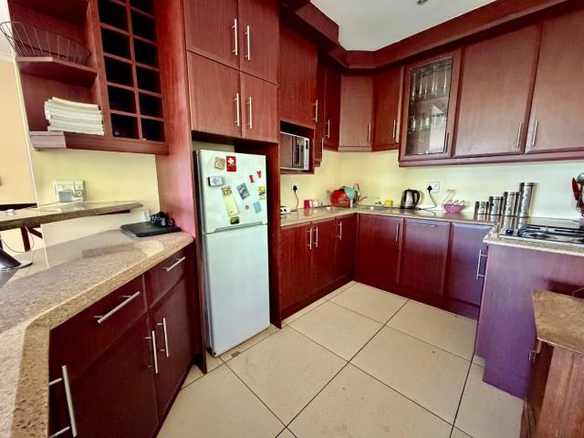 6 Bedroom House For Sale in Essenwood