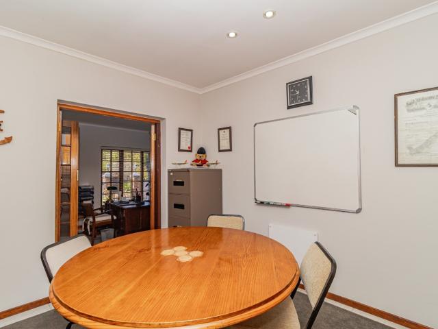 6 Bedroom House For Sale in Everglen