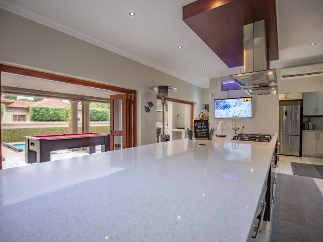 6 Bedroom House For Sale in Faerie Glen