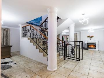 6 Bedroom House For Sale in Faerie Glen