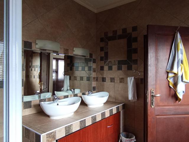 6 Bedroom House For Sale in Featherbrooke Estate
