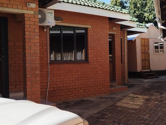 6 Bedroom House For Sale in Flora Park