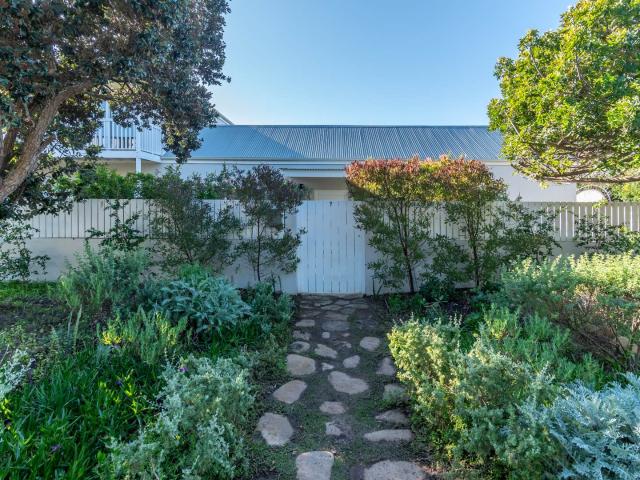 6 Bedroom House For Sale in Kommetjie