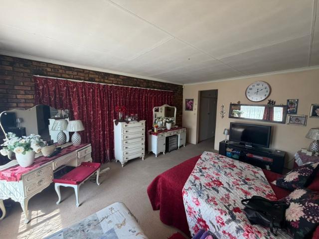6 Bedroom House For Sale in Kookrus