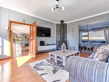 6 Bedroom House For Sale in Kloofendal