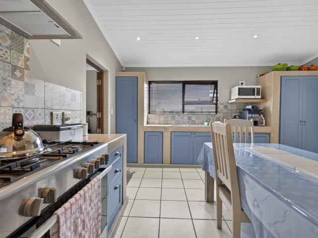 6 Bedroom House For Sale in Kranshoek Township
