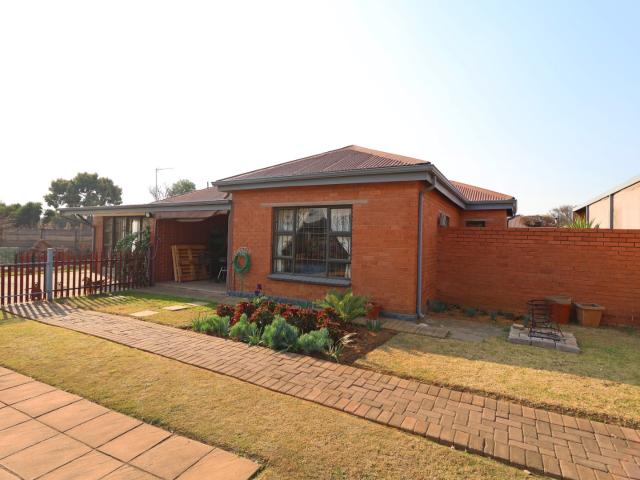 6 Bedroom House For Sale in Horison