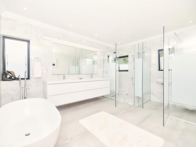 6 Bedroom House For Sale in Hermanus Heights