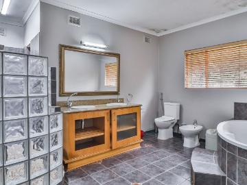 6 Bedroom House For Sale in Oak Park