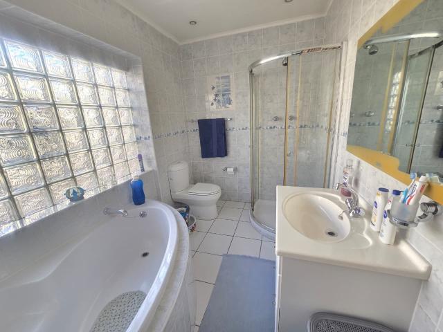 6 Bedroom House For Sale in Oakdene