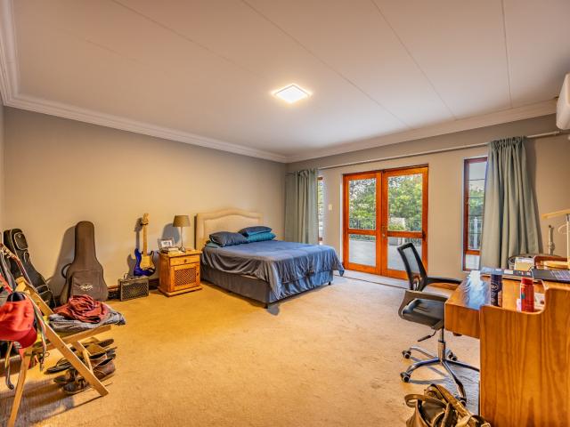 6 Bedroom House For Sale in Olympus AH