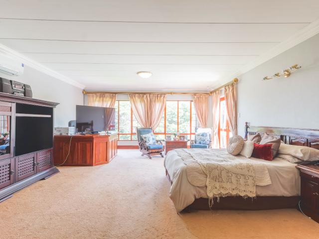 6 Bedroom House For Sale in Olympus Ridge