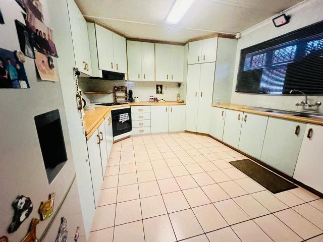 6 Bedroom House For Sale in Lotus Park