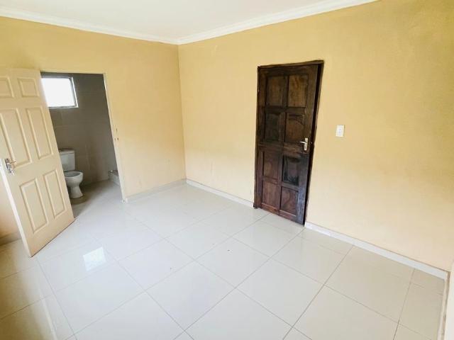 6 Bedroom House For Sale in Lovu