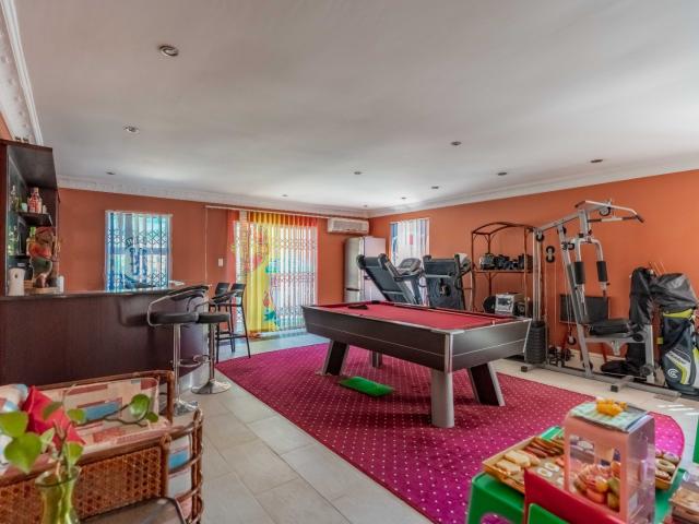 6 Bedroom House For Sale in La Lucia