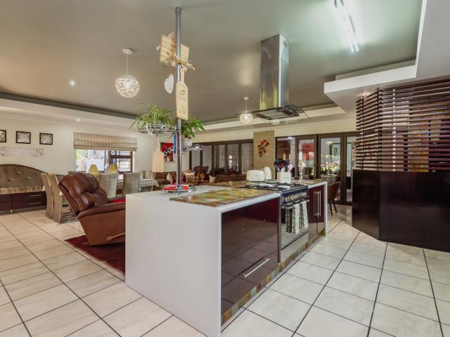 6 Bedroom House For Sale in Lambton