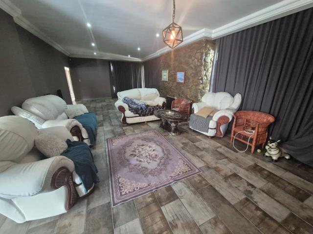 6 Bedroom House For Sale in Libradene