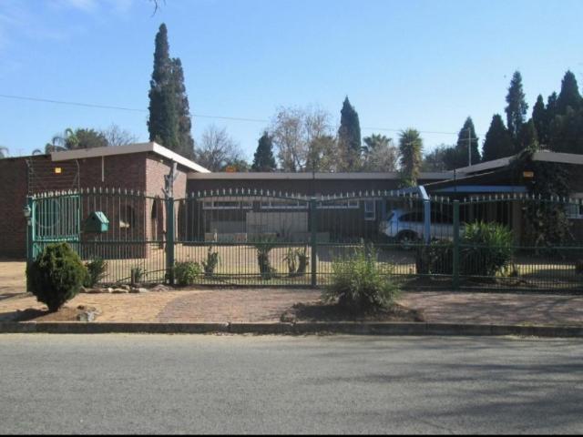 6 Bedroom House For Sale in Libradene