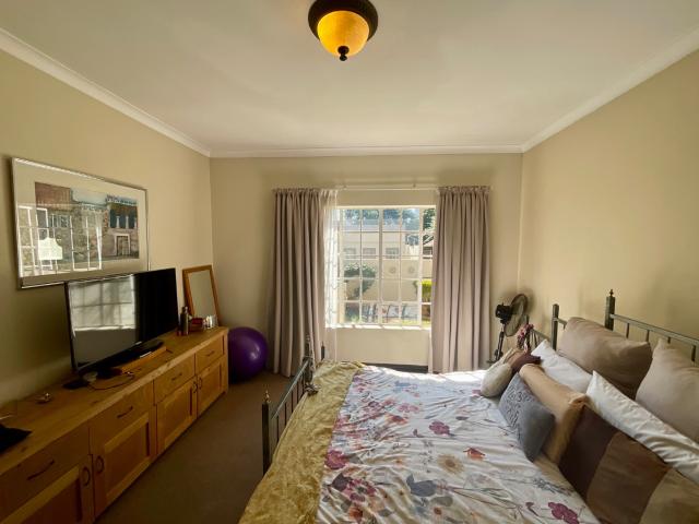 6 Bedroom House For Sale in Linden