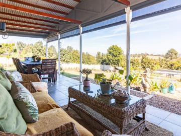 6 Bedroom House For Sale in Monteseel