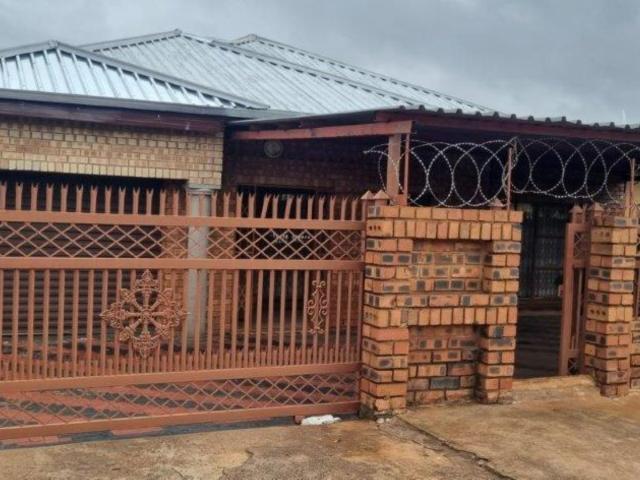 6 Bedroom House For Sale in Mahwelereng