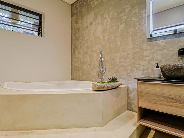 6 Bedroom House For Sale in Meerhof