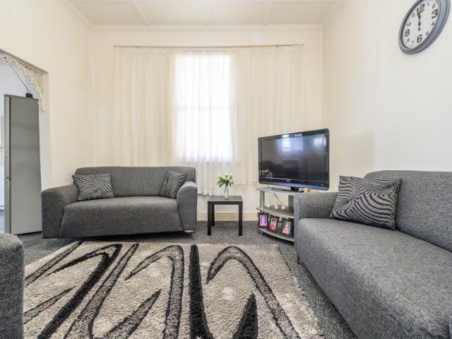 6 Bedroom House For Sale in North End