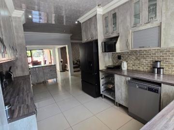 6 Bedroom House For Sale in Navalsig