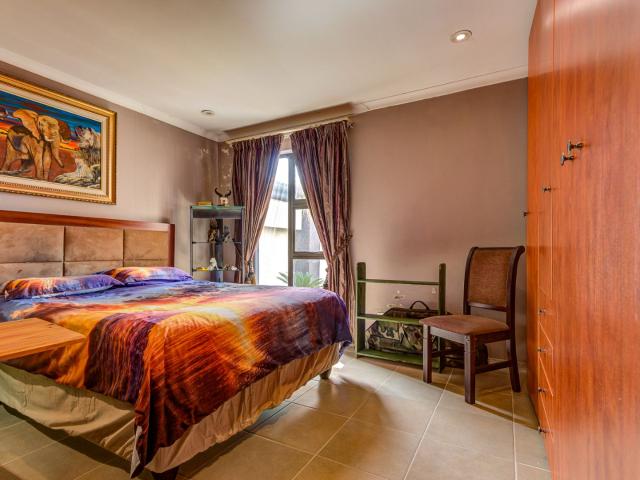 6 Bedroom House For Sale in Senderwood