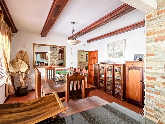 6 Bedroom House For Sale in Sharonlea