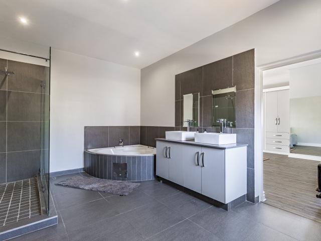 6 Bedroom House For Sale in Silver Lakes